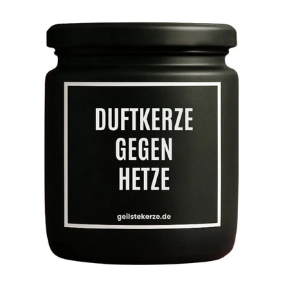 Duftkerze mit Spruch von geilstekerze ist der neue Geschenketrend. Diese witzige Kerze Vegane Bio-Kerze mit Spruch – DUFTKERZE GEGEN HETZE brennt mega lange sagenhafte 80 Stunde, hochwertige ätherische Öle schaffen beste Duftverteilung. Mit 1400 lustigen Sprüchen perfekt zum Verschenken. Handgemacht in Deutschland von geilstekerze.de -Die beste Duftkerze die du kaufen kannst.