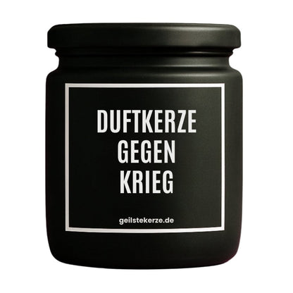 Duftkerze mit Spruch von geilstekerze ist der neue Geschenketrend. Diese witzige Kerze Vegane Bio-Kerze mit Spruch – DUFTKERZE GEGEN KRIEG brennt mega lange sagenhafte 80 Stunde, hochwertige ätherische Öle schaffen beste Duftverteilung. Mit 1400 lustigen Sprüchen perfekt zum Verschenken. Handgemacht in Deutschland von geilstekerze.de -Die beste Duftkerze die du kaufen kannst.
