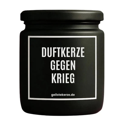 Duftkerze mit Spruch von geilstekerze ist der neue Geschenketrend. Diese witzige Kerze Vegane Bio-Kerze mit Spruch – DUFTKERZE GEGEN KRIEG brennt mega lange sagenhafte 80 Stunde, hochwertige ätherische Öle schaffen beste Duftverteilung. Mit 1400 lustigen Sprüchen perfekt zum Verschenken. Handgemacht in Deutschland von geilstekerze.de -Die beste Duftkerze die du kaufen kannst.