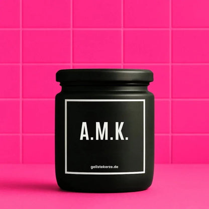 Duftkerze mit Spruch von geilstekerze ist der neue Geschenketrend. Diese witzige Kerze Vegane Bio-Kerze mit Spruch – Duftkerze I A.M.K. „Amina Koyim“ brennt mega lange sagenhafte 80 Stunde, hochwertige ätherische Öle schaffen beste Duftverteilung. Mit 1400 lustigen Sprüchen perfekt zum Verschenken. Handgemacht in Deutschland von geilstekerze.de -Die beste Duftkerze die du kaufen kannst.