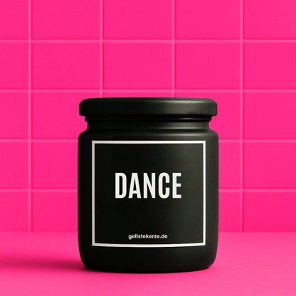 Duftkerze mit Spruch von geilstekerze ist der neue Geschenketrend. Diese witzige Kerze Vegane Bio-Kerze mit Spruch – Duftkerze I DANCE brennt mega lange sagenhafte 80 Stunde, hochwertige ätherische Öle schaffen beste Duftverteilung. Mit 1400 lustigen Sprüchen perfekt zum Verschenken. Handgemacht in Deutschland von geilstekerze.de -Die beste Duftkerze die du kaufen kannst.