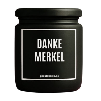 Duftkerze mit Spruch von geilstekerze ist der neue Geschenketrend. Diese witzige Kerze Vegane Bio-Kerze mit Spruch – Duftkerze I DANKE MERKEL brennt mega lange sagenhafte 80 Stunde, hochwertige ätherische Öle schaffen beste Duftverteilung. Mit 1400 lustigen Sprüchen perfekt zum Verschenken. Handgemacht in Deutschland von geilstekerze.de -Die beste Duftkerze die du kaufen kannst.