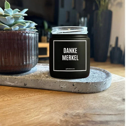 DANKE MERKEL Kerze Seitenansicht – vegane Bio-Duftkerze im Glasgefäß