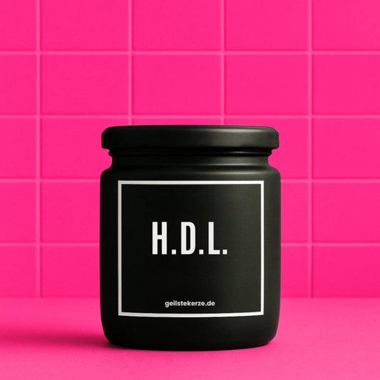 Duftkerze mit Spruch von geilstekerze ist der neue Geschenketrend. Diese witzige Kerze Vegane Bio-Kerze mit Spruch – Duftkerze I H.D.L. „Hab dich lieb“ brennt mega lange sagenhafte 80 Stunde, hochwertige ätherische Öle schaffen beste Duftverteilung. Mit 1400 lustigen Sprüchen perfekt zum Verschenken. Handgemacht in Deutschland von geilstekerze.de -Die beste Duftkerze die du kaufen kannst.