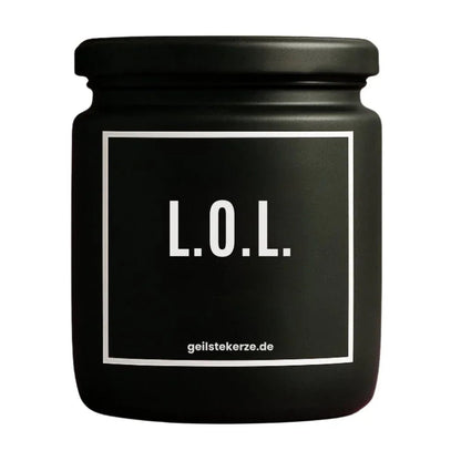 Duftkerze mit Spruch von geilstekerze ist der neue Geschenketrend. Diese witzige Kerze Vegane Bio-Kerze mit Spruch – Duftkerze I L.O.L. „Laughing out loud“ brennt mega lange sagenhafte 80 Stunde, hochwertige ätherische Öle schaffen beste Duftverteilung. Mit 1400 lustigen Sprüchen perfekt zum Verschenken. Handgemacht in Deutschland von geilstekerze.de -Die beste Duftkerze die du kaufen kannst.