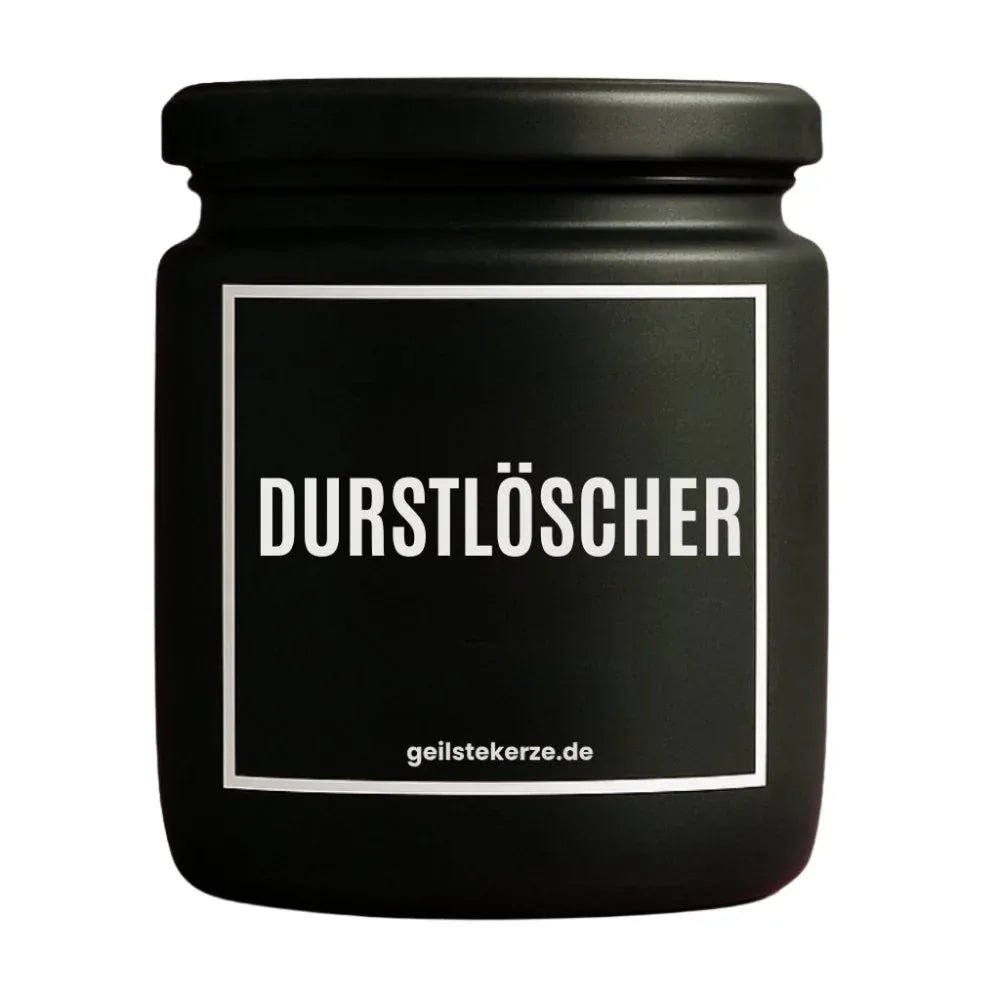 Duftkerze mit Spruch von geilstekerze ist der neue Geschenketrend. Diese witzige Kerze Vegane Bio-Kerze mit Spruch – DURSTLÖSCHER brennt mega lange sagenhafte 80 Stunde, hochwertige ätherische Öle schaffen beste Duftverteilung. Mit 1400 lustigen Sprüchen perfekt zum Verschenken. Handgemacht in Deutschland von geilstekerze.de -Die beste Duftkerze die du kaufen kannst.