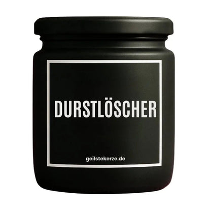 Duftkerze mit Spruch von geilstekerze ist der neue Geschenketrend. Diese witzige Kerze Vegane Bio-Kerze mit Spruch – DURSTLÖSCHER brennt mega lange sagenhafte 80 Stunde, hochwertige ätherische Öle schaffen beste Duftverteilung. Mit 1400 lustigen Sprüchen perfekt zum Verschenken. Handgemacht in Deutschland von geilstekerze.de -Die beste Duftkerze die du kaufen kannst.
