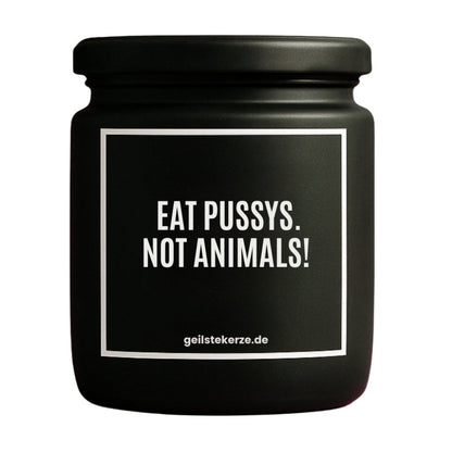 Duftkerze mit Spruch von geilstekerze ist der neue Geschenketrend. Diese witzige Kerze Vegane Bio-Kerze mit Spruch – EAT PUSSYS. NOT ANIMALS! brennt mega lange sagenhafte 80 Stunde, hochwertige ätherische Öle schaffen beste Duftverteilung. Mit 1400 lustigen Sprüchen perfekt zum Verschenken. Handgemacht in Deutschland von geilstekerze.de -Die beste Duftkerze die du kaufen kannst.