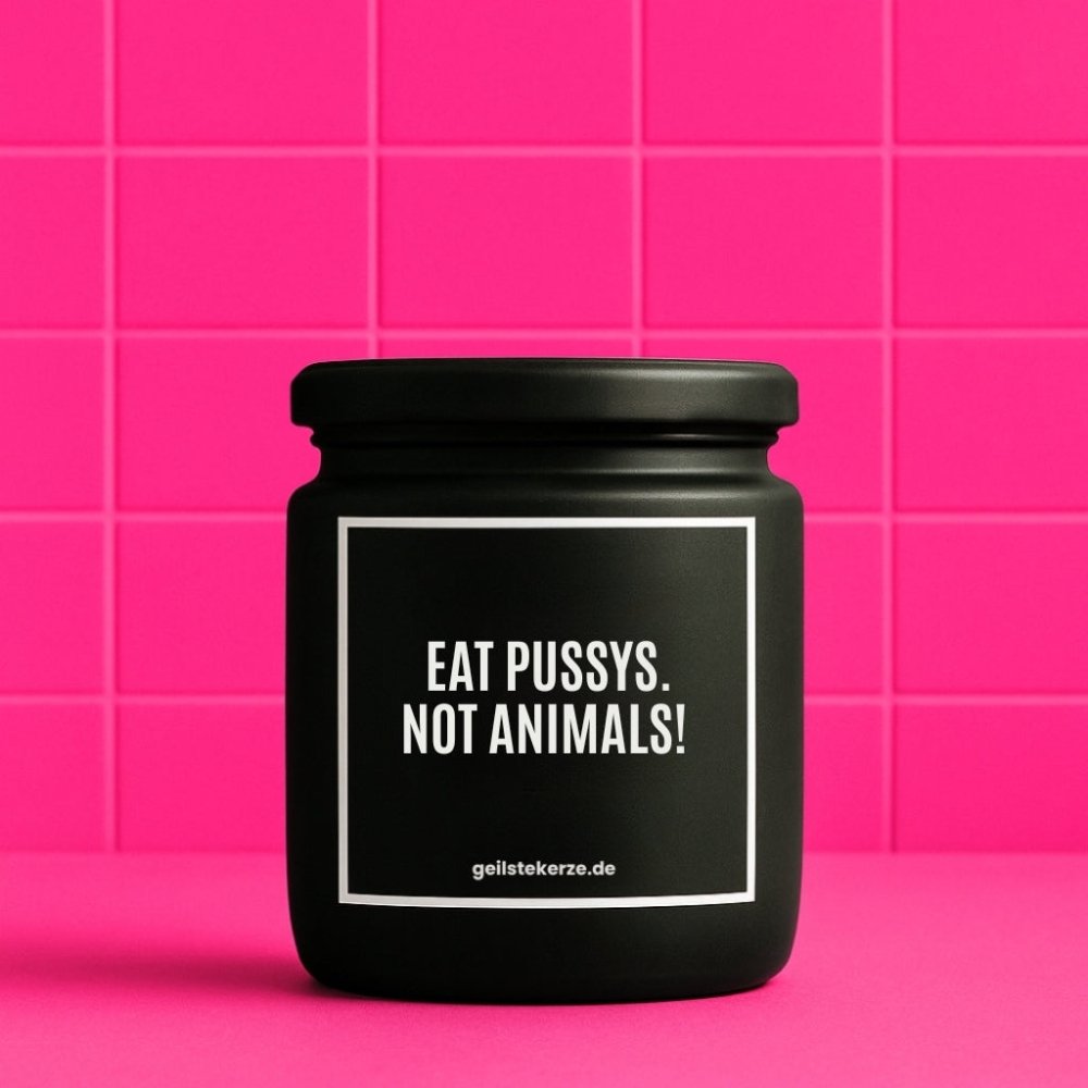 Duftkerze mit Spruch von geilstekerze ist der neue Geschenketrend. Diese witzige Kerze Vegane Bio-Kerze mit Spruch – EAT PUSSYS. NOT ANIMALS! brennt mega lange sagenhafte 80 Stunde, hochwertige ätherische Öle schaffen beste Duftverteilung. Mit 1400 lustigen Sprüchen perfekt zum Verschenken. Handgemacht in Deutschland von geilstekerze.de -Die beste Duftkerze die du kaufen kannst.