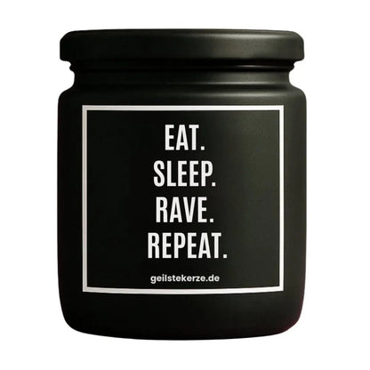 Duftkerze mit Spruch von geilstekerze ist der neue Geschenketrend. Diese witzige Kerze Vegane Bio-Kerze mit Spruch – EAT SLEEP RAVE REPEAT brennt mega lange sagenhafte 80 Stunde, hochwertige ätherische Öle schaffen beste Duftverteilung. Mit 1400 lustigen Sprüchen perfekt zum Verschenken. Handgemacht in Deutschland von geilstekerze.de -Die beste Duftkerze die du kaufen kannst.