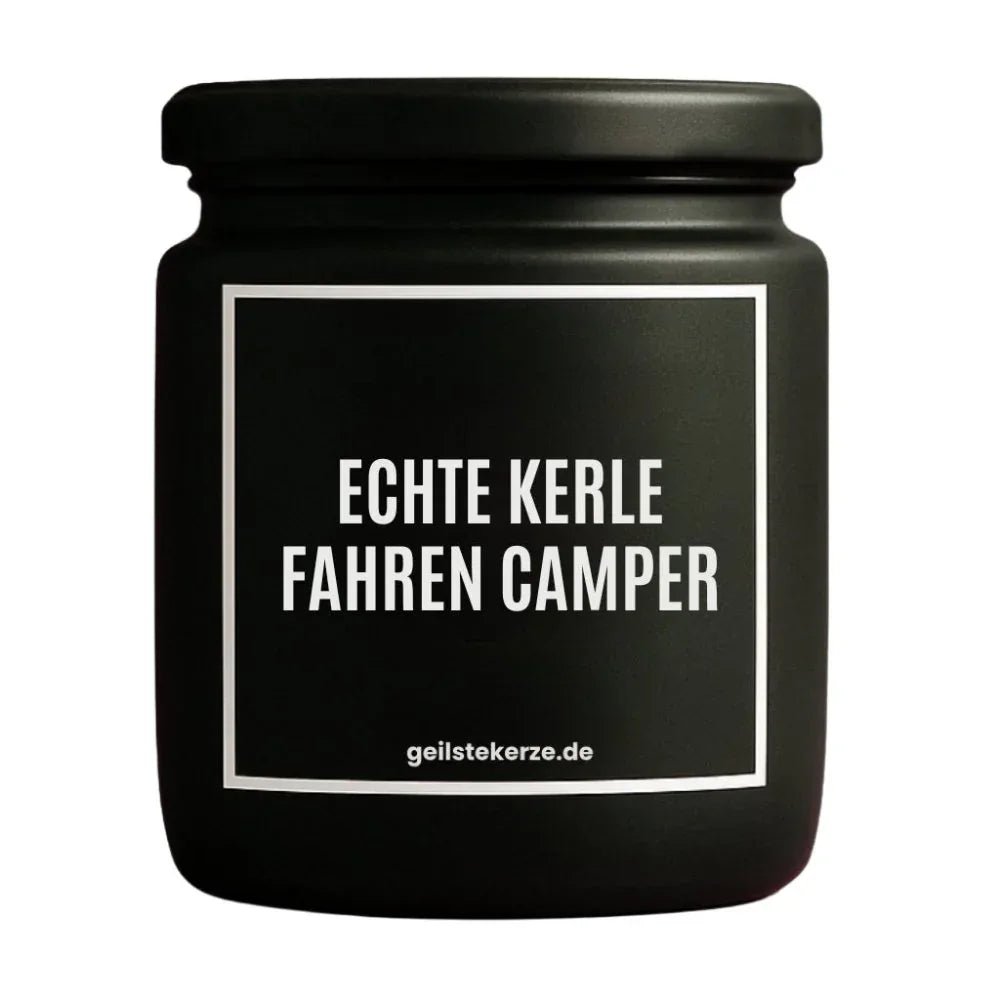 Duftkerze mit Spruch von geilstekerze ist der neue Geschenketrend. Diese witzige Kerze Vegane Bio-Kerze mit Spruch – ECHTE KERLE FAHREN CAMPER brennt mega lange sagenhafte 80 Stunde, hochwertige ätherische Öle schaffen beste Duftverteilung. Mit 1400 lustigen Sprüchen perfekt zum Verschenken. Handgemacht in Deutschland von geilstekerze.de -Die beste Duftkerze die du kaufen kannst.