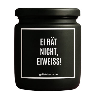 Duftkerze mit Spruch von geilstekerze ist der neue Geschenketrend. Diese witzige Kerze Vegane Bio-Kerze mit Spruch – EI RÄT NICHT, EIWEISS! brennt mega lange sagenhafte 80 Stunde, hochwertige ätherische Öle schaffen beste Duftverteilung. Mit 1400 lustigen Sprüchen perfekt zum Verschenken. Handgemacht in Deutschland von geilstekerze.de -Die beste Duftkerze die du kaufen kannst.