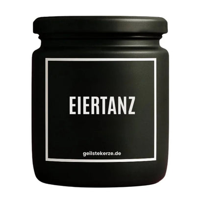 Duftkerze mit Spruch von geilstekerze ist der neue Geschenketrend. Diese witzige Kerze Vegane Bio-Kerze mit Spruch – EIERTANZ brennt mega lange sagenhafte 80 Stunde, hochwertige ätherische Öle schaffen beste Duftverteilung. Mit 1400 lustigen Sprüchen perfekt zum Verschenken. Handgemacht in Deutschland von geilstekerze.de -Die beste Duftkerze die du kaufen kannst.