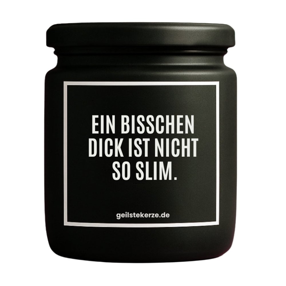 Duftkerze mit Spruch von geilstekerze ist der neue Geschenketrend. Diese witzige Kerze Vegane Bio-Kerze mit Spruch – EIN BISSCHEN DICK IST NICHT SO SLIM. brennt mega lange sagenhafte 80 Stunde, hochwertige ätherische Öle schaffen beste Duftverteilung. Mit 1400 lustigen Sprüchen perfekt zum Verschenken. Handgemacht in Deutschland von geilstekerze.de -Die beste Duftkerze die du kaufen kannst.