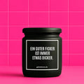 Vegane Bio-Kerze mit Spruch – EIN GUTER FICKER IST IMMER ETWAS DICKER.