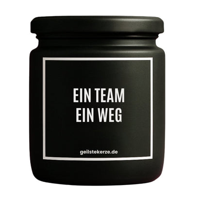 Duftkerze mit Spruch von geilstekerze ist der neue Geschenketrend. Diese witzige Kerze Vegane Bio-Kerze mit Spruch – EIN TEAM EIN WEG brennt mega lange sagenhafte 80 Stunde, hochwertige ätherische Öle schaffen beste Duftverteilung. Mit 1400 lustigen Sprüchen perfekt zum Verschenken. Handgemacht in Deutschland von geilstekerze.de -Die beste Duftkerze die du kaufen kannst.