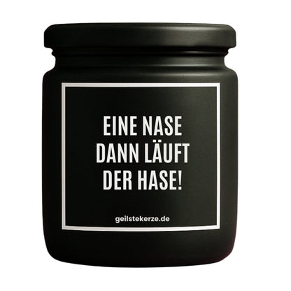 Duftkerze mit Spruch von geilstekerze ist der neue Geschenketrend. Diese witzige Kerze Vegane Bio-Kerze mit Spruch – EINE NASE DANN LÄUFT DER HASE! brennt mega lange sagenhafte 80 Stunde, hochwertige ätherische Öle schaffen beste Duftverteilung. Mit 1400 lustigen Sprüchen perfekt zum Verschenken. Handgemacht in Deutschland von geilstekerze.de -Die beste Duftkerze die du kaufen kannst.