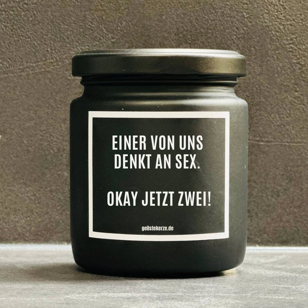 Duftkerze mit Spruch von geilstekerze ist der neue Geschenketrend. Diese witzige Kerze Vegane Bio-Kerze mit Spruch – EINER VON UNS DENKT AN SEX. OKAY JETZT ZWEI brennt mega lange sagenhafte 80 Stunde, hochwertige ätherische Öle schaffen beste Duftverteilung. Mit 1400 lustigen Sprüchen perfekt zum Verschenken. Handgemacht in Deutschland von geilstekerze.de -Die beste Duftkerze die du kaufen kannst.