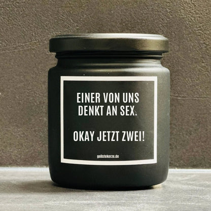Duftkerze mit Spruch von geilstekerze ist der neue Geschenketrend. Diese witzige Kerze Vegane Bio-Kerze mit Spruch – EINER VON UNS DENKT AN SEX. OKAY JETZT ZWEI brennt mega lange sagenhafte 80 Stunde, hochwertige ätherische Öle schaffen beste Duftverteilung. Mit 1400 lustigen Sprüchen perfekt zum Verschenken. Handgemacht in Deutschland von geilstekerze.de -Die beste Duftkerze die du kaufen kannst.