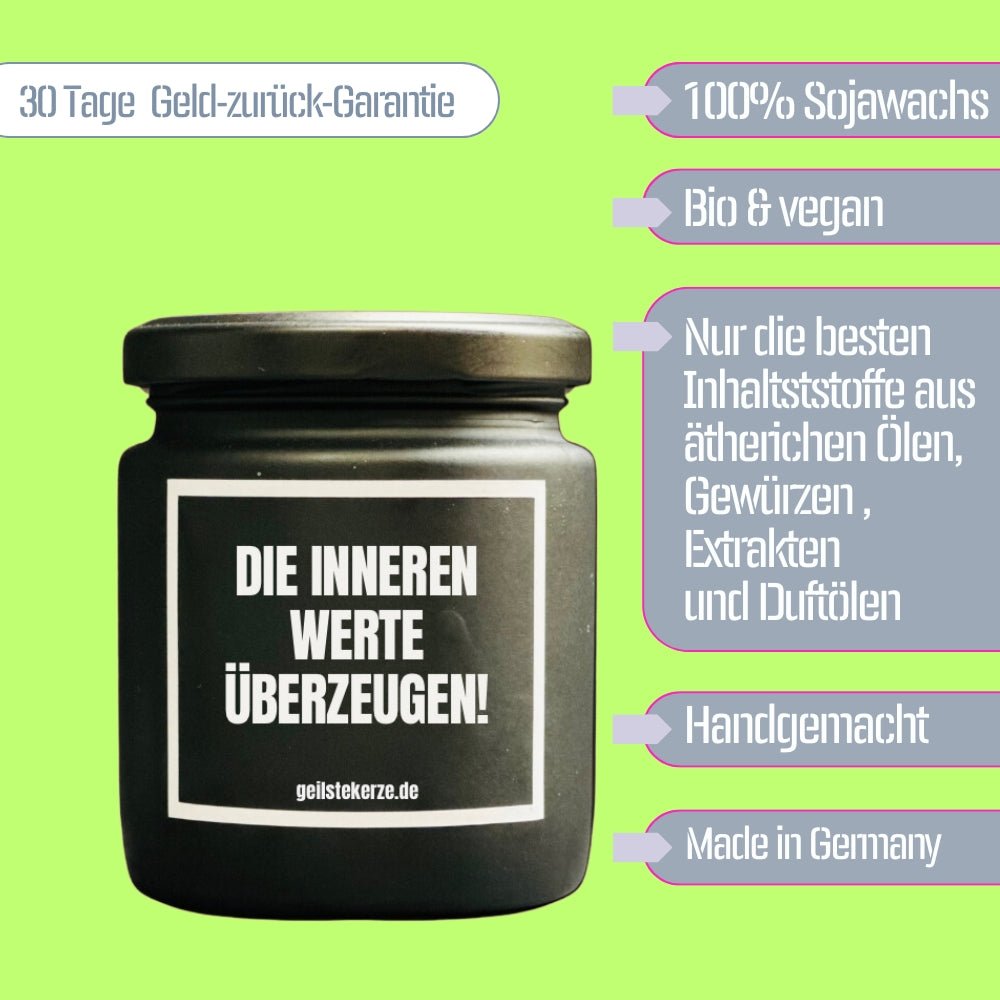 Duftkerze mit Spruch von geilstekerze ist der neue Geschenketrend. Diese witzige Kerze Vegane Bio-Kerze mit Spruch – EINER VON UNS DENKT AN SEX. OKAY JETZT ZWEI brennt mega lange sagenhafte 80 Stunde, hochwertige ätherische Öle schaffen beste Duftverteilung. Mit 1400 lustigen Sprüchen perfekt zum Verschenken. Handgemacht in Deutschland von geilstekerze.de -Die beste Duftkerze die du kaufen kannst.