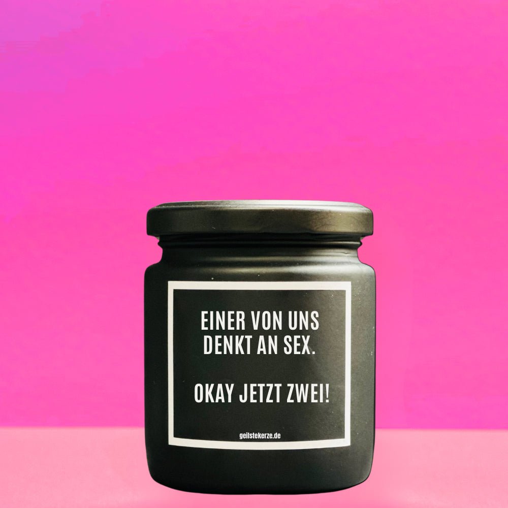 Duftkerze mit Spruch von geilstekerze ist der neue Geschenketrend. Diese witzige Kerze Vegane Bio-Kerze mit Spruch – EINER VON UNS DENKT AN SEX. OKAY JETZT ZWEI brennt mega lange sagenhafte 80 Stunde, hochwertige ätherische Öle schaffen beste Duftverteilung. Mit 1400 lustigen Sprüchen perfekt zum Verschenken. Handgemacht in Deutschland von geilstekerze.de -Die beste Duftkerze die du kaufen kannst.