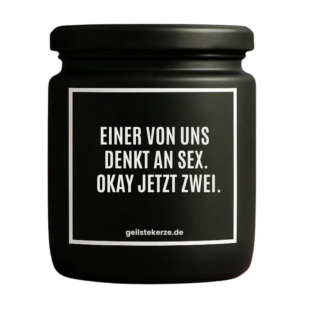 Duftkerze mit Spruch von geilstekerze ist der neue Geschenketrend. Diese witzige Kerze Vegane Bio-Kerze mit Spruch – EINER VON UNS DENKT AN SEX. OKAY JETZT ZWEI brennt mega lange sagenhafte 80 Stunde, hochwertige ätherische Öle schaffen beste Duftverteilung. Mit 1400 lustigen Sprüchen perfekt zum Verschenken. Handgemacht in Deutschland von geilstekerze.de -Die beste Duftkerze die du kaufen kannst.