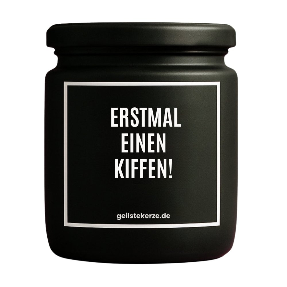 Duftkerze mit Spruch von geilstekerze ist der neue Geschenketrend. Diese witzige Kerze Vegane Bio-Kerze mit Spruch – ERSTMAL EINEN KIFFEN! brennt mega lange sagenhafte 80 Stunde, hochwertige ätherische Öle schaffen beste Duftverteilung. Mit 1400 lustigen Sprüchen perfekt zum Verschenken. Handgemacht in Deutschland von geilstekerze.de -Die beste Duftkerze die du kaufen kannst.