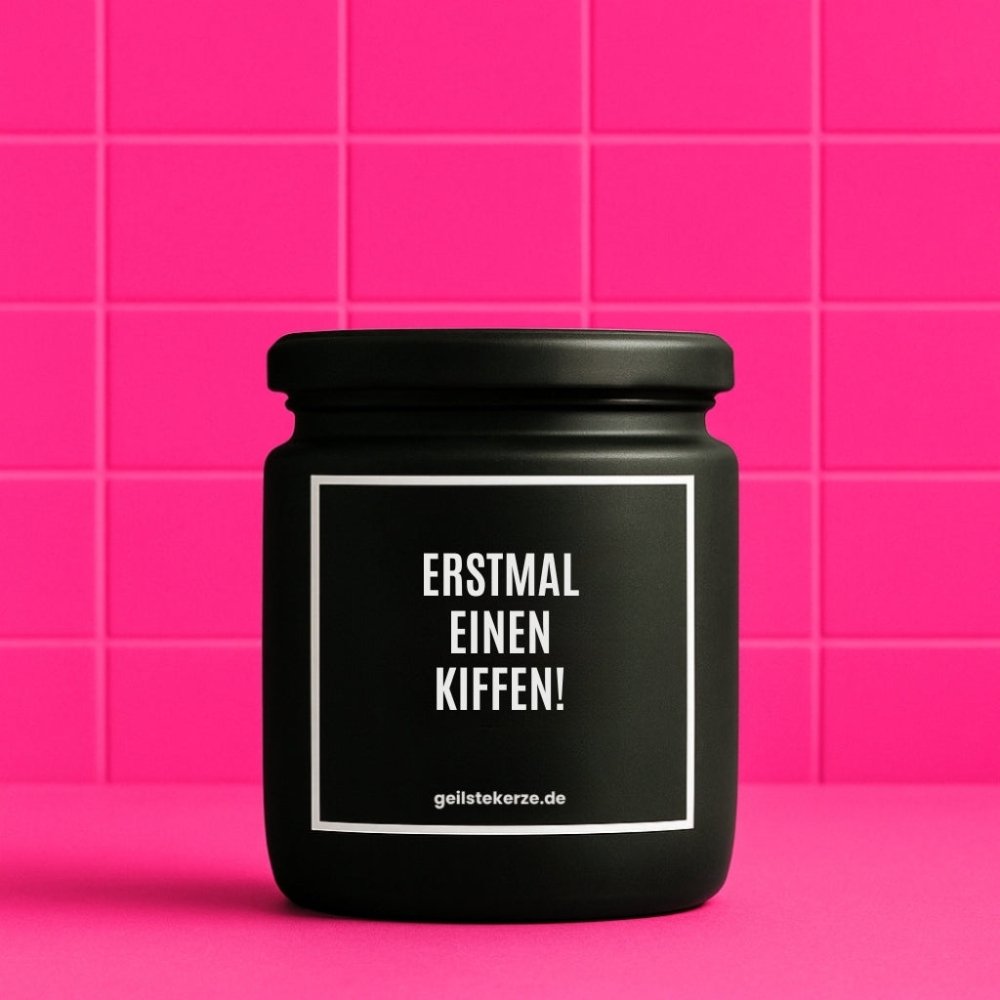 Duftkerze mit Spruch von geilstekerze ist der neue Geschenketrend. Diese witzige Kerze Vegane Bio-Kerze mit Spruch – ERSTMAL EINEN KIFFEN! brennt mega lange sagenhafte 80 Stunde, hochwertige ätherische Öle schaffen beste Duftverteilung. Mit 1400 lustigen Sprüchen perfekt zum Verschenken. Handgemacht in Deutschland von geilstekerze.de -Die beste Duftkerze die du kaufen kannst.