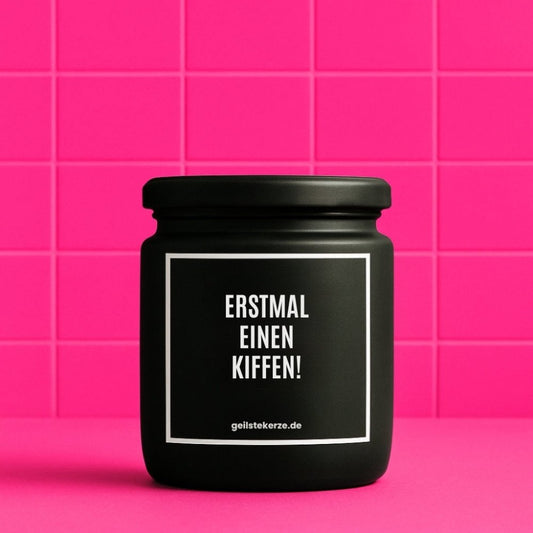 Duftkerze mit Spruch von geilstekerze ist der neue Geschenketrend. Diese witzige Kerze Vegane Bio-Kerze mit Spruch – ERSTMAL EINEN KIFFEN! brennt mega lange sagenhafte 80 Stunde, hochwertige ätherische Öle schaffen beste Duftverteilung. Mit 1400 lustigen Sprüchen perfekt zum Verschenken. Handgemacht in Deutschland von geilstekerze.de -Die beste Duftkerze die du kaufen kannst.