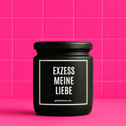 Duftkerze mit Spruch von geilstekerze ist der neue Geschenketrend. Diese witzige Kerze Vegane Bio-Kerze mit Spruch – EXZESS MEINE LIEBE brennt mega lange sagenhafte 80 Stunde, hochwertige ätherische Öle schaffen beste Duftverteilung. Mit 1400 lustigen Sprüchen perfekt zum Verschenken. Handgemacht in Deutschland von geilstekerze.de -Die beste Duftkerze die du kaufen kannst.