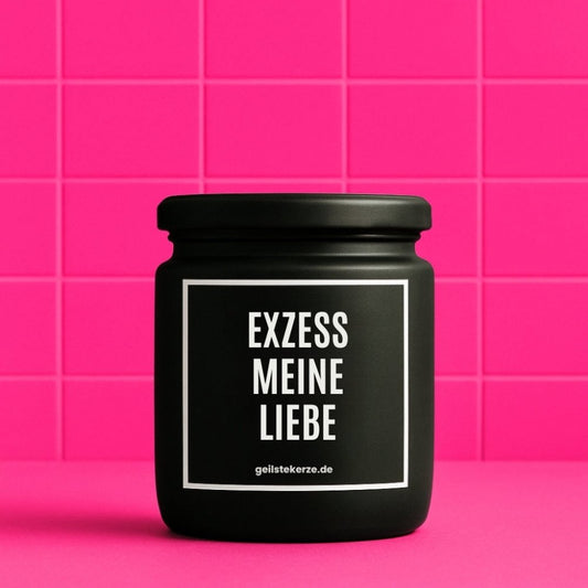 Duftkerze mit Spruch von geilstekerze ist der neue Geschenketrend. Diese witzige Kerze Vegane Bio-Kerze mit Spruch – EXZESS MEINE LIEBE brennt mega lange sagenhafte 80 Stunde, hochwertige ätherische Öle schaffen beste Duftverteilung. Mit 1400 lustigen Sprüchen perfekt zum Verschenken. Handgemacht in Deutschland von geilstekerze.de -Die beste Duftkerze die du kaufen kannst.