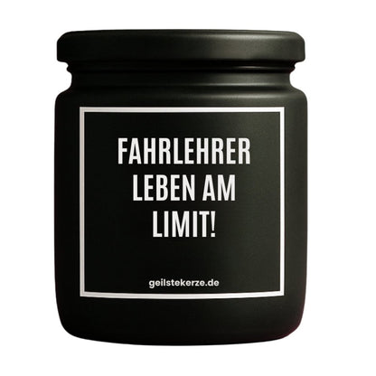 Duftkerze mit Spruch von geilstekerze ist der neue Geschenketrend. Diese witzige Kerze Vegane Bio-Kerze mit Spruch – FAHRLEHRER LEBEN AM LIMIT! brennt mega lange sagenhafte 80 Stunde, hochwertige ätherische Öle schaffen beste Duftverteilung. Mit 1400 lustigen Sprüchen perfekt zum Verschenken. Handgemacht in Deutschland von geilstekerze.de -Die beste Duftkerze die du kaufen kannst.