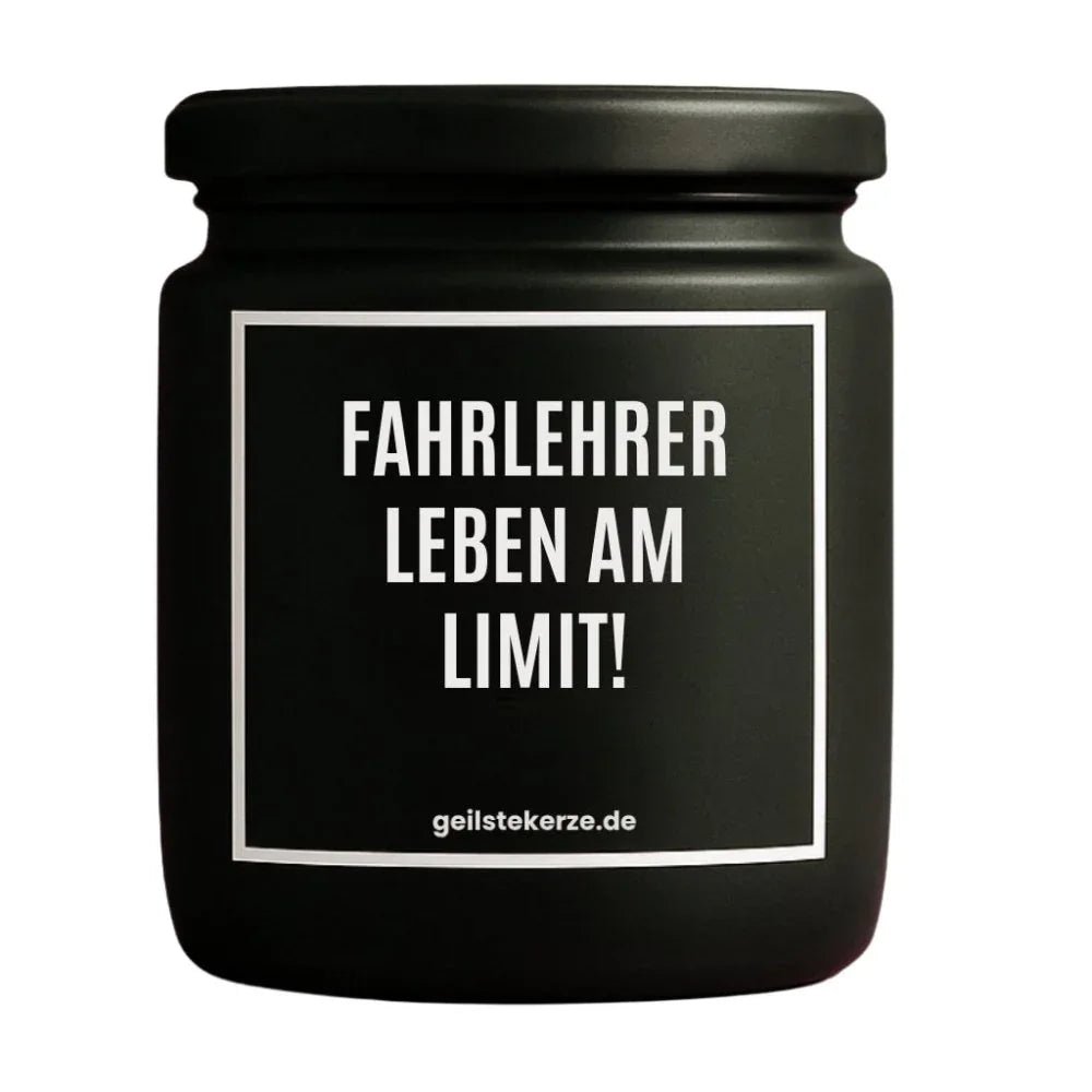 Duftkerze mit Spruch von geilstekerze ist der neue Geschenketrend. Diese witzige Kerze Vegane Bio-Kerze mit Spruch – FAHRLEHRER LEBEN AM LIMIT! brennt mega lange sagenhafte 80 Stunde, hochwertige ätherische Öle schaffen beste Duftverteilung. Mit 1400 lustigen Sprüchen perfekt zum Verschenken. Handgemacht in Deutschland von geilstekerze.de -Die beste Duftkerze die du kaufen kannst.