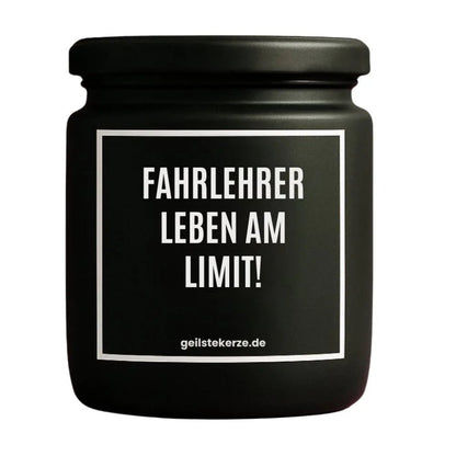 Duftkerze mit Spruch von geilstekerze ist der neue Geschenketrend. Diese witzige Kerze Vegane Bio-Kerze mit Spruch – FAHRLEHRER LEBEN AM LIMIT! brennt mega lange sagenhafte 80 Stunde, hochwertige ätherische Öle schaffen beste Duftverteilung. Mit 1400 lustigen Sprüchen perfekt zum Verschenken. Handgemacht in Deutschland von geilstekerze.de -Die beste Duftkerze die du kaufen kannst.
