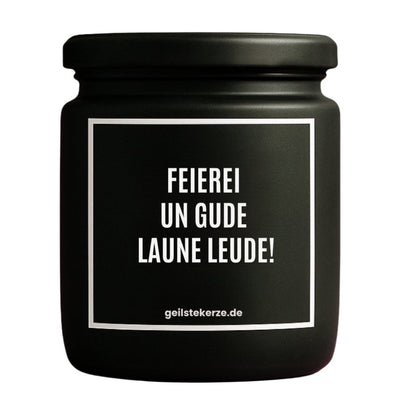 Duftkerze mit Spruch von geilstekerze ist der neue Geschenketrend. Diese witzige Kerze Vegane Bio-Kerze mit Spruch – FEIEREI UN GUDE LAUNE LEUDE! brennt mega lange sagenhafte 80 Stunde, hochwertige ätherische Öle schaffen beste Duftverteilung. Mit 1400 lustigen Sprüchen perfekt zum Verschenken. Handgemacht in Deutschland von geilstekerze.de -Die beste Duftkerze die du kaufen kannst.