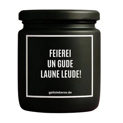 Duftkerze mit Spruch von geilstekerze ist der neue Geschenketrend. Diese witzige Kerze Vegane Bio-Kerze mit Spruch – FEIEREI UN GUDE LAUNE LEUDE! brennt mega lange sagenhafte 80 Stunde, hochwertige ätherische Öle schaffen beste Duftverteilung. Mit 1400 lustigen Sprüchen perfekt zum Verschenken. Handgemacht in Deutschland von geilstekerze.de -Die beste Duftkerze die du kaufen kannst.