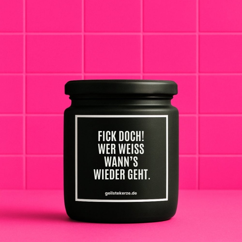 Duftkerze mit Spruch von geilstekerze ist der neue Geschenketrend. Diese witzige Kerze Vegane Bio-Kerze mit Spruch – FICK DOCH! WER WEISS WANN‘S WIEDER GEHT. brennt mega lange sagenhafte 80 Stunde, hochwertige ätherische Öle schaffen beste Duftverteilung. Mit 1400 lustigen Sprüchen perfekt zum Verschenken. Handgemacht in Deutschland von geilstekerze.de -Die beste Duftkerze die du kaufen kannst.