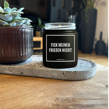 Duftkerze mit Spruch von geilstekerze ist der neue Geschenketrend. Diese witzige Kerze Vegane Bio-Kerze mit Spruch – FICK MEINEN FRIEDEN NICHT! brennt mega lange sagenhafte 80 Stunde, hochwertige ätherische Öle schaffen beste Duftverteilung. Mit 1400 lustigen Sprüchen perfekt zum Verschenken. Handgemacht in Deutschland von geilstekerze.de -Die beste Duftkerze die du kaufen kannst.