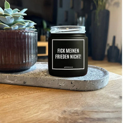 Duftkerze mit Spruch von geilstekerze ist der neue Geschenketrend. Diese witzige Kerze Vegane Bio-Kerze mit Spruch – FICK MEINEN FRIEDEN NICHT! brennt mega lange sagenhafte 80 Stunde, hochwertige ätherische Öle schaffen beste Duftverteilung. Mit 1400 lustigen Sprüchen perfekt zum Verschenken. Handgemacht in Deutschland von geilstekerze.de -Die beste Duftkerze die du kaufen kannst.