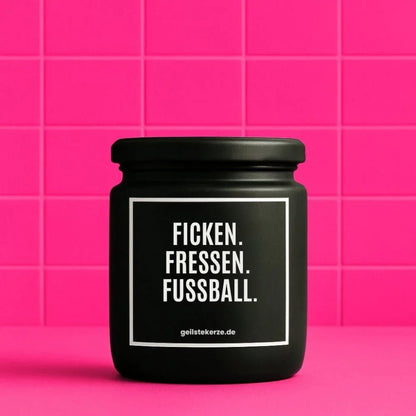 Duftkerze mit Spruch von geilstekerze ist der neue Geschenketrend. Diese witzige Kerze Vegane Bio-Kerze mit Spruch – FICKEN. FRESSEN. FUSSBALL. brennt mega lange sagenhafte 80 Stunde, hochwertige ätherische Öle schaffen beste Duftverteilung. Mit 1400 lustigen Sprüchen perfekt zum Verschenken. Handgemacht in Deutschland von geilstekerze.de -Die beste Duftkerze die du kaufen kannst.