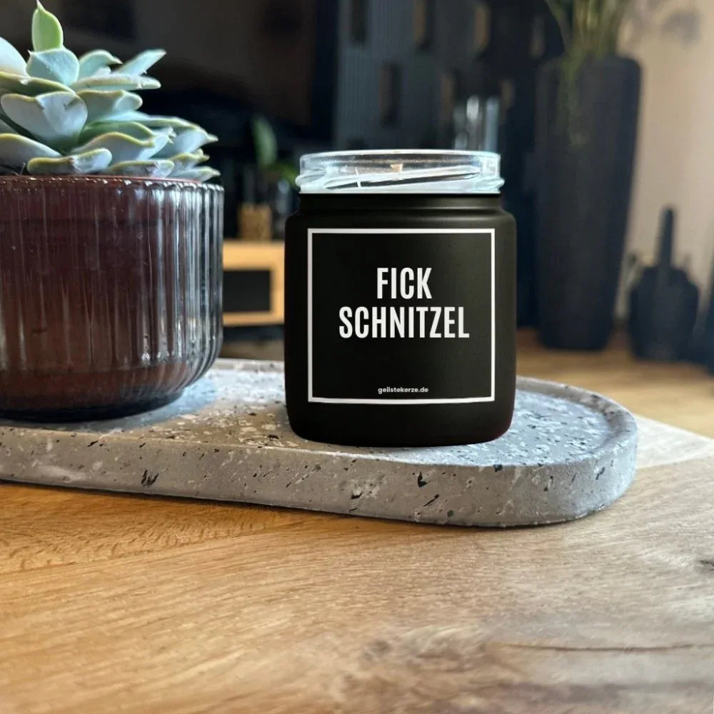 Duftkerze mit Spruch von geilstekerze ist der neue Geschenketrend. Diese witzige Kerze Vegane Bio-Kerze mit Spruch – FICKSCHNITZEL brennt mega lange sagenhafte 80 Stunde, hochwertige ätherische Öle schaffen beste Duftverteilung. Mit 1400 lustigen Sprüchen perfekt zum Verschenken. Handgemacht in Deutschland von geilstekerze.de -Die beste Duftkerze die du kaufen kannst.