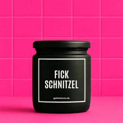 Duftkerze mit Spruch von geilstekerze ist der neue Geschenketrend. Diese witzige Kerze Vegane Bio-Kerze mit Spruch – FICKSCHNITZEL brennt mega lange sagenhafte 80 Stunde, hochwertige ätherische Öle schaffen beste Duftverteilung. Mit 1400 lustigen Sprüchen perfekt zum Verschenken. Handgemacht in Deutschland von geilstekerze.de -Die beste Duftkerze die du kaufen kannst.