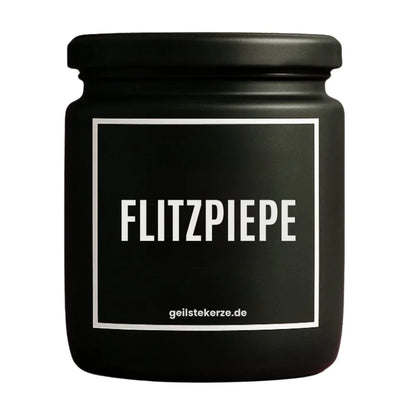 Duftkerze mit Spruch von geilstekerze ist der neue Geschenketrend. Diese witzige Kerze Vegane Bio-Kerze mit Spruch – FLITZPIEPE brennt mega lange sagenhafte 80 Stunde, hochwertige ätherische Öle schaffen beste Duftverteilung. Mit 1400 lustigen Sprüchen perfekt zum Verschenken. Handgemacht in Deutschland von geilstekerze.de -Die beste Duftkerze die du kaufen kannst.