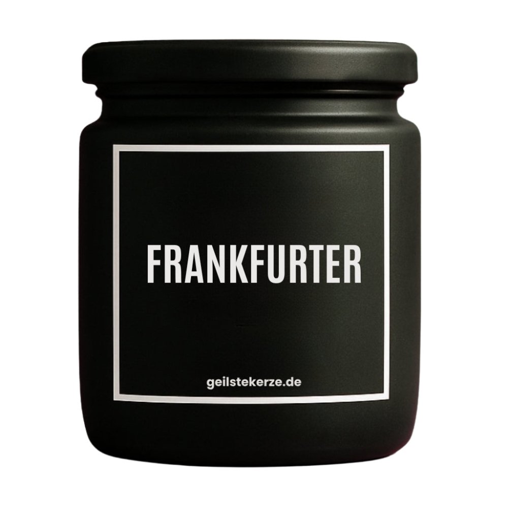 Duftkerze mit Spruch von geilstekerze ist der neue Geschenketrend. Diese witzige Kerze Vegane Bio-Kerze mit Spruch – FRANKFURTER brennt mega lange sagenhafte 80 Stunde, hochwertige ätherische Öle schaffen beste Duftverteilung. Mit 1400 lustigen Sprüchen perfekt zum Verschenken. Handgemacht in Deutschland von geilstekerze.de -Die beste Duftkerze die du kaufen kannst.