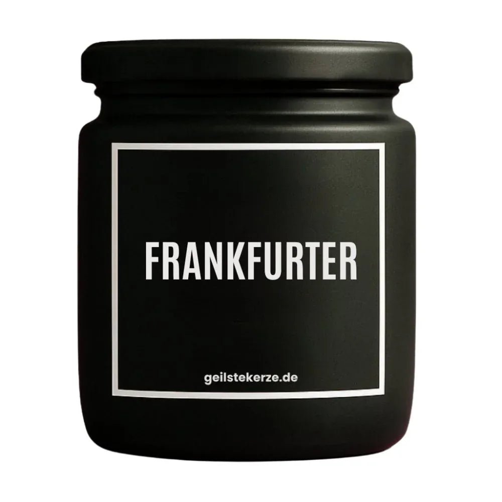 Duftkerze mit Spruch von geilstekerze ist der neue Geschenketrend. Diese witzige Kerze Vegane Bio-Kerze mit Spruch – FRANKFURTER brennt mega lange sagenhafte 80 Stunde, hochwertige ätherische Öle schaffen beste Duftverteilung. Mit 1400 lustigen Sprüchen perfekt zum Verschenken. Handgemacht in Deutschland von geilstekerze.de -Die beste Duftkerze die du kaufen kannst.