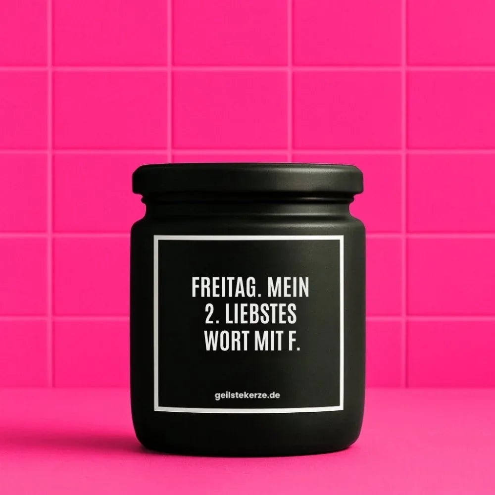 Duftkerze mit Spruch von geilstekerze ist der neue Geschenketrend. Diese witzige Kerze Vegane Bio-Kerze mit Spruch – FREITAG. MEIN 2. LIEBSTES WORT MIT F brennt mega lange sagenhafte 80 Stunde, hochwertige ätherische Öle schaffen beste Duftverteilung. Mit 1400 lustigen Sprüchen perfekt zum Verschenken. Handgemacht in Deutschland von geilstekerze.de -Die beste Duftkerze die du kaufen kannst.