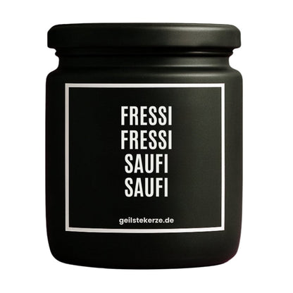 Duftkerze mit Spruch von geilstekerze ist der neue Geschenketrend. Diese witzige Kerze Vegane Bio-Kerze mit Spruch – FRESSI FRESSI SAUFI SAUFI brennt mega lange sagenhafte 80 Stunde, hochwertige ätherische Öle schaffen beste Duftverteilung. Mit 1400 lustigen Sprüchen perfekt zum Verschenken. Handgemacht in Deutschland von geilstekerze.de -Die beste Duftkerze die du kaufen kannst.