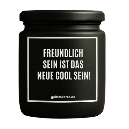 Duftkerze mit Spruch von geilstekerze ist der neue Geschenketrend. Diese witzige Kerze Vegane Bio-Kerze mit Spruch – FREUNDLICH SEIN, IST DAS NEUE COOL SEIN! brennt mega lange sagenhafte 80 Stunde, hochwertige ätherische Öle schaffen beste Duftverteilung. Mit 1400 lustigen Sprüchen perfekt zum Verschenken. Handgemacht in Deutschland von geilstekerze.de -Die beste Duftkerze die du kaufen kannst.