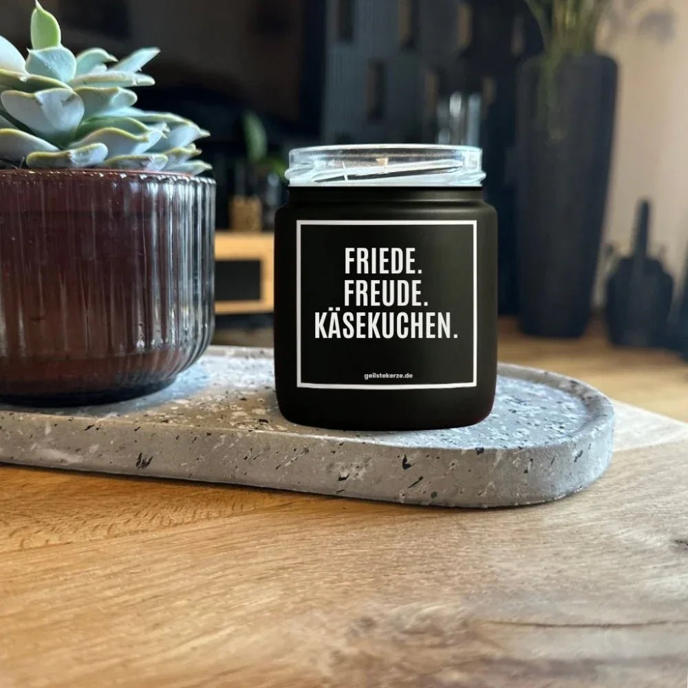 Duftkerze mit Spruch von geilstekerze ist der neue Geschenketrend. Diese witzige Kerze Vegane Bio-Kerze mit Spruch – FRIEDE. FREUDE. KÄSEKUCHEN. brennt mega lange sagenhafte 80 Stunde, hochwertige ätherische Öle schaffen beste Duftverteilung. Mit 1400 lustigen Sprüchen perfekt zum Verschenken. Handgemacht in Deutschland von geilstekerze.de -Die beste Duftkerze die du kaufen kannst.