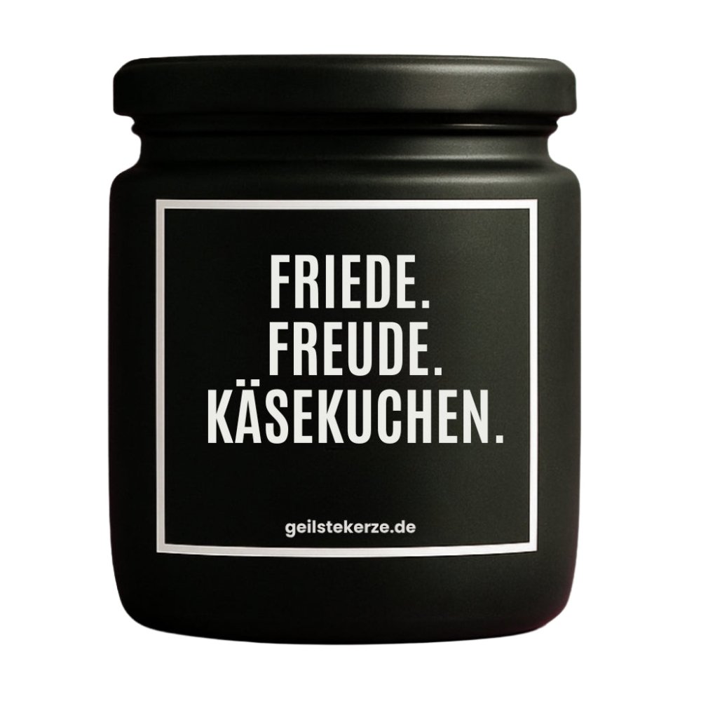 Duftkerze mit Spruch von geilstekerze ist der neue Geschenketrend. Diese witzige Kerze Vegane Bio-Kerze mit Spruch – FRIEDE. FREUDE. KÄSEKUCHEN. brennt mega lange sagenhafte 80 Stunde, hochwertige ätherische Öle schaffen beste Duftverteilung. Mit 1400 lustigen Sprüchen perfekt zum Verschenken. Handgemacht in Deutschland von geilstekerze.de -Die beste Duftkerze die du kaufen kannst.